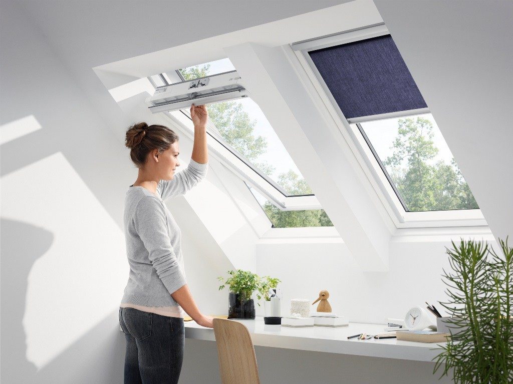 חלון VELUX ציר מרכזי — פרטי חומרה